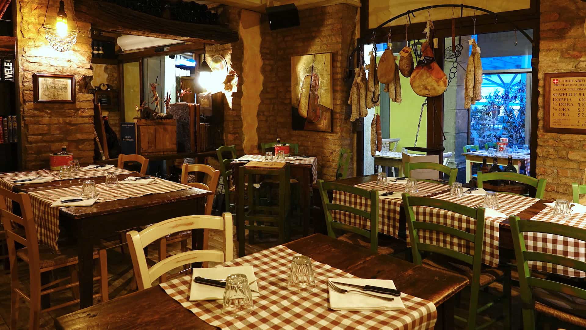 La sala rustica e accogliente dell'Osteria dei Servi