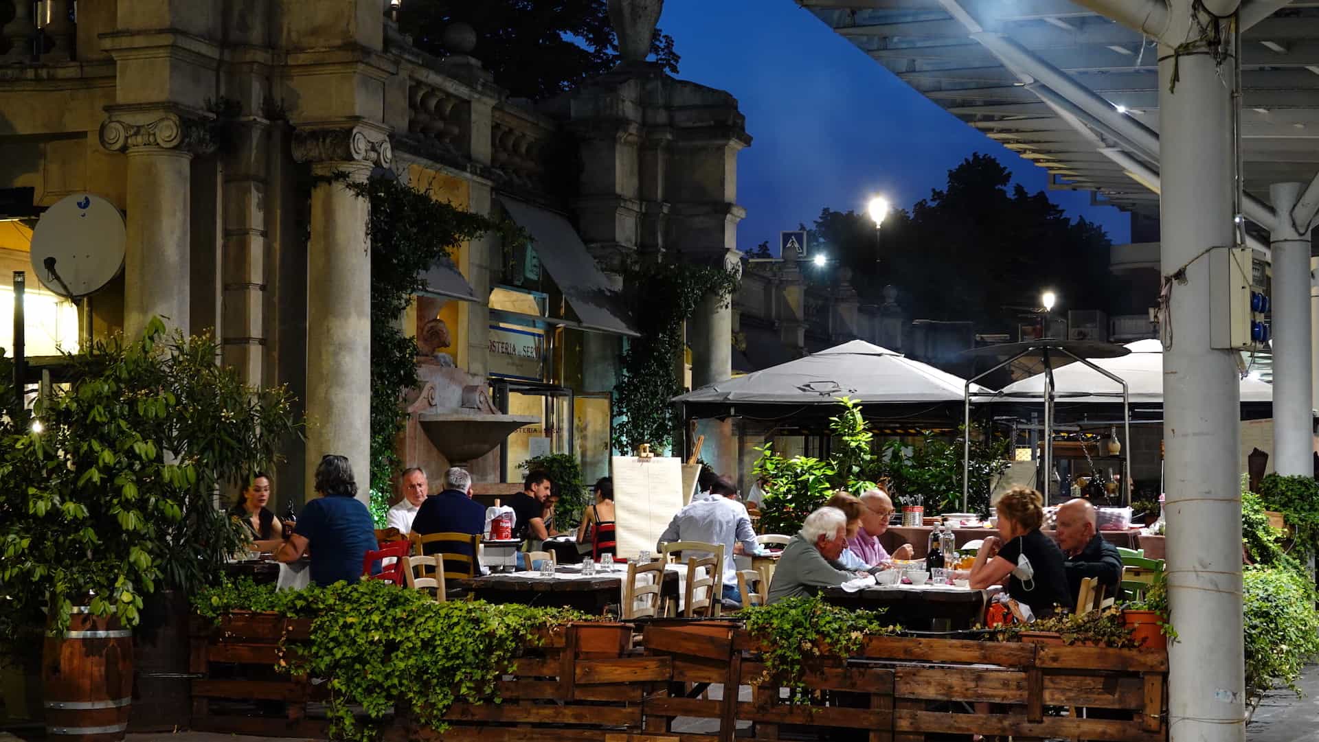 Il dehors serale dell'Osteria dei Servi