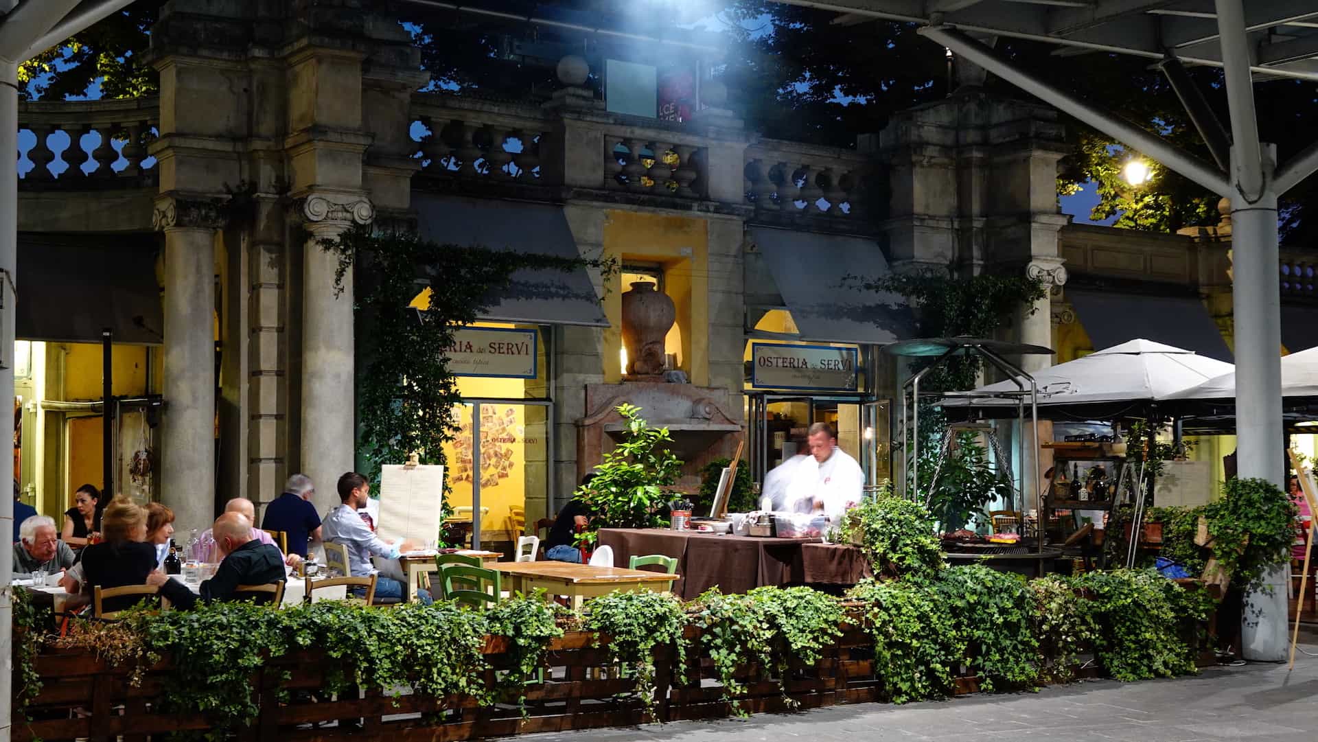 Dehors dell'Osteria dei Servi in Piazza Ghiaia