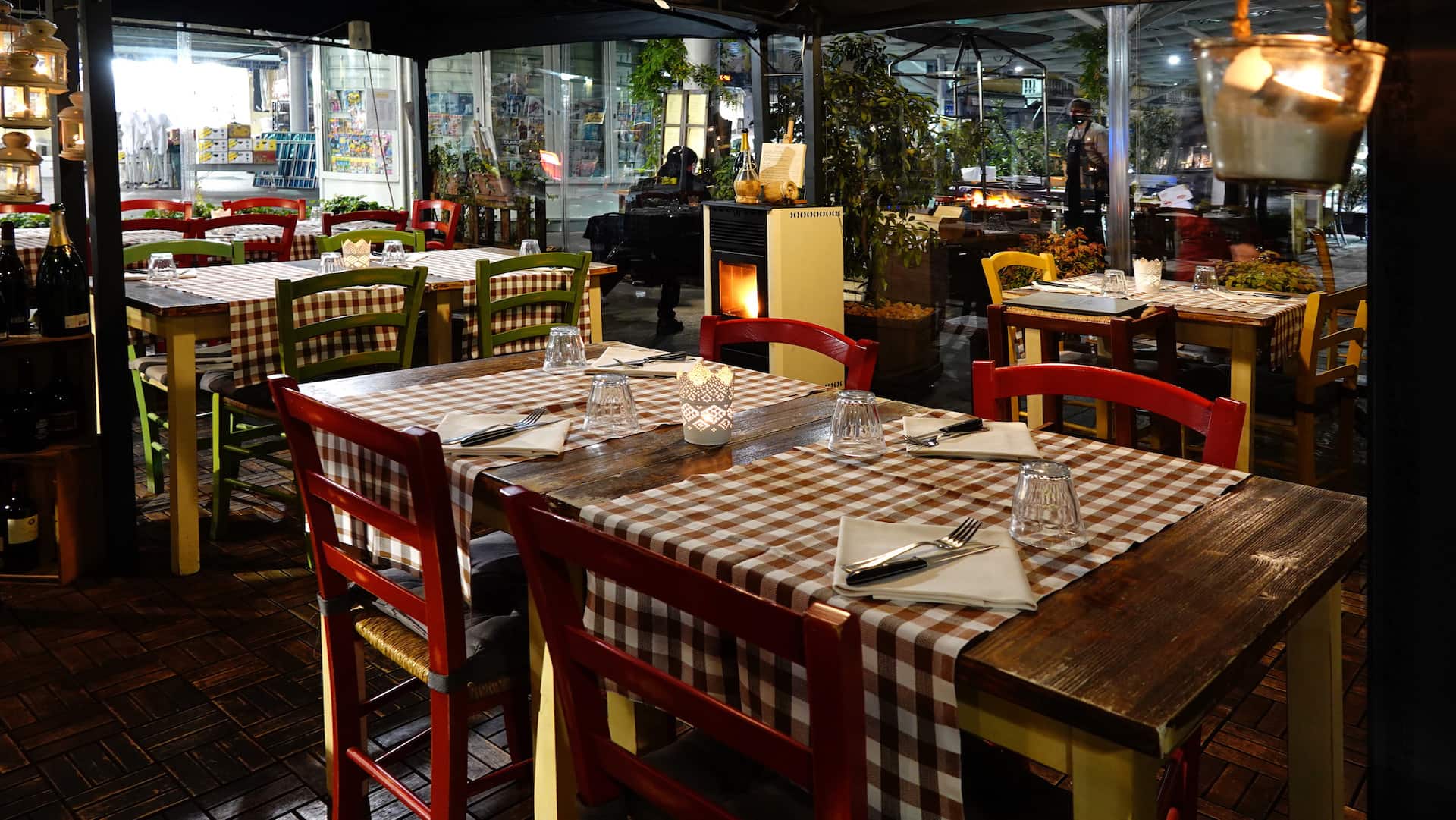 Il dehors dell'Osteria dei Servi in Piazza Ghiaia a Parma