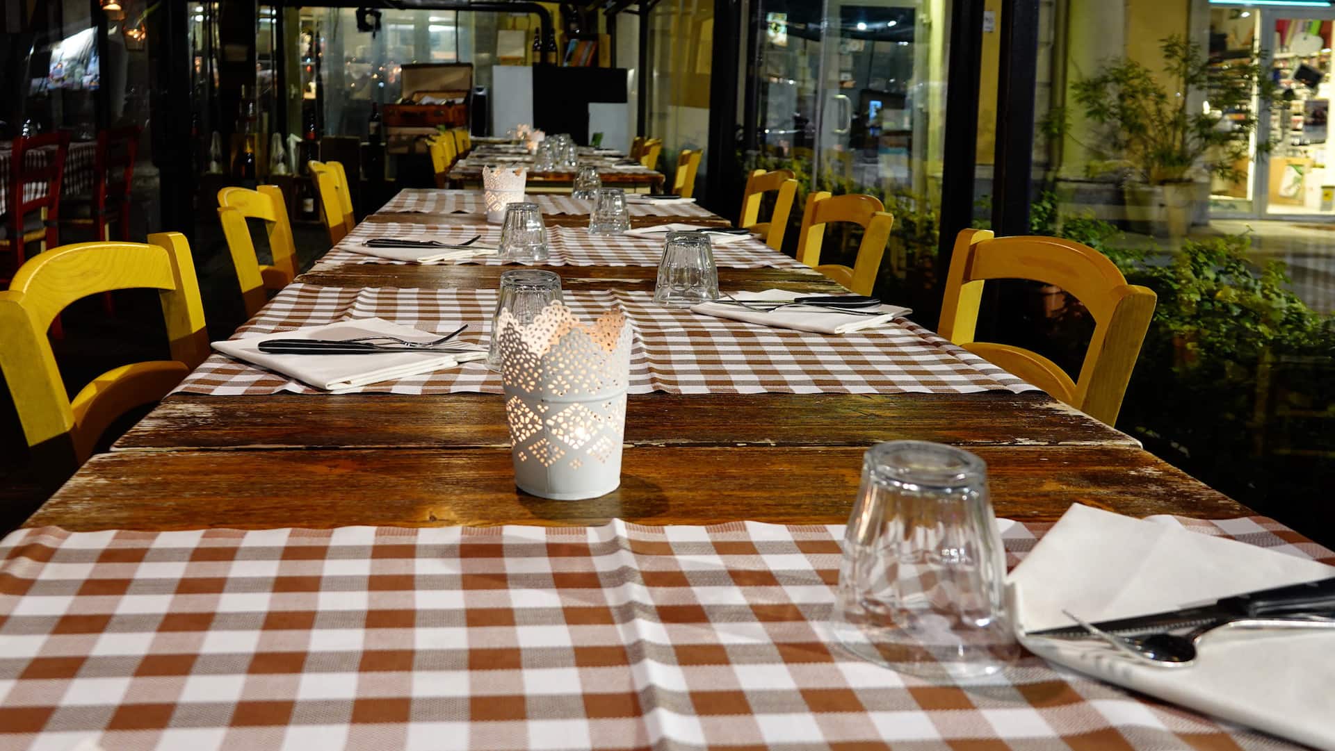 Tavolo apparecchiato nell'osteria