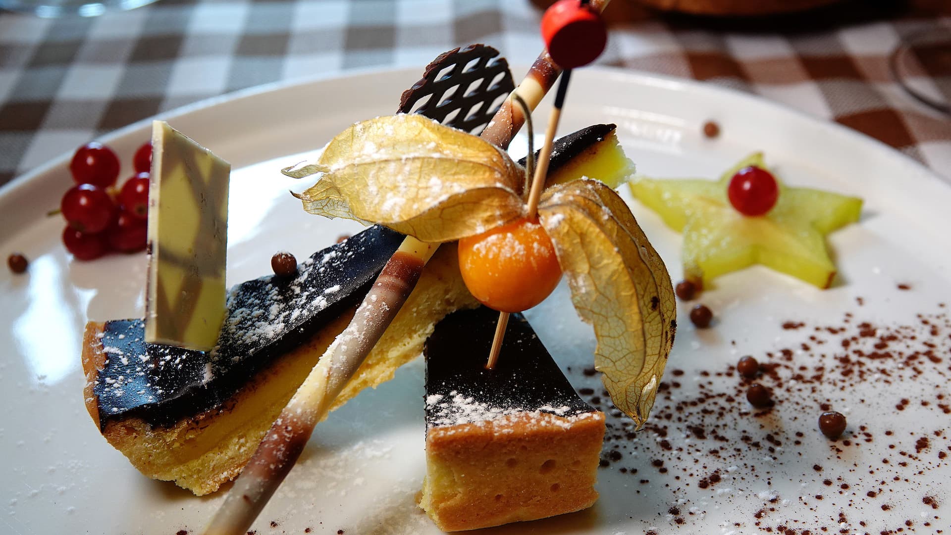 Dessert impiattato con frutta