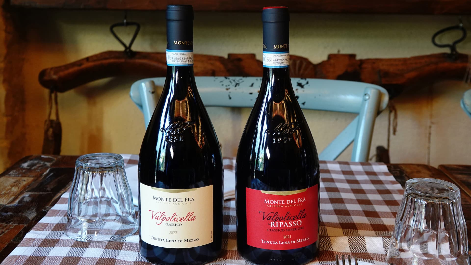 Bottiglie di vino sulla tavola
