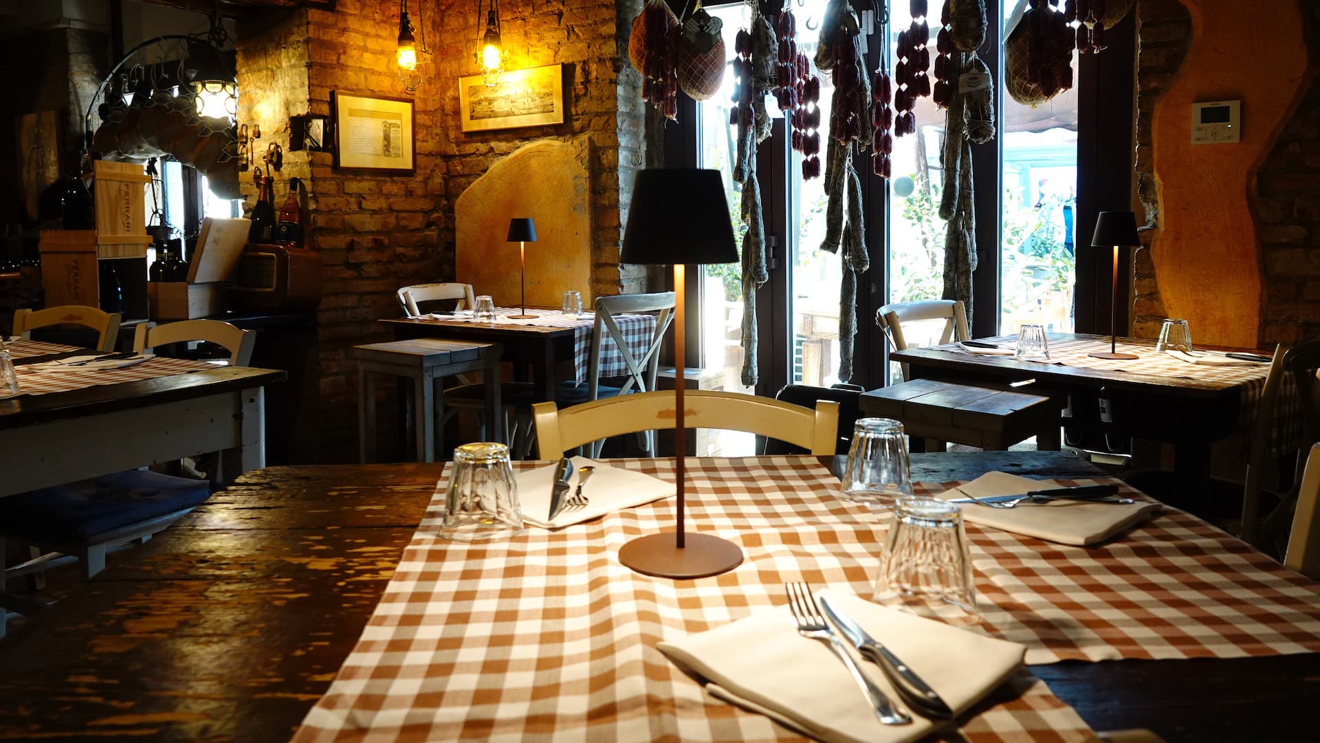 Tavoli nella sala storica dell'osteria
