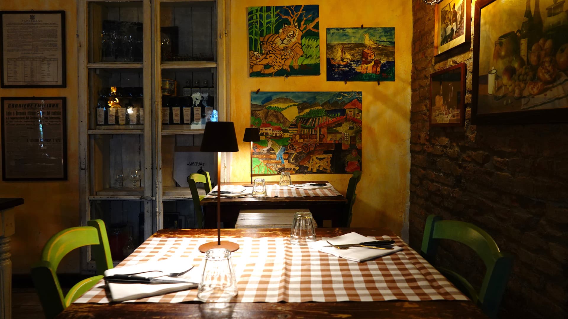 Tavolo apparecchiato in un angolo della sala