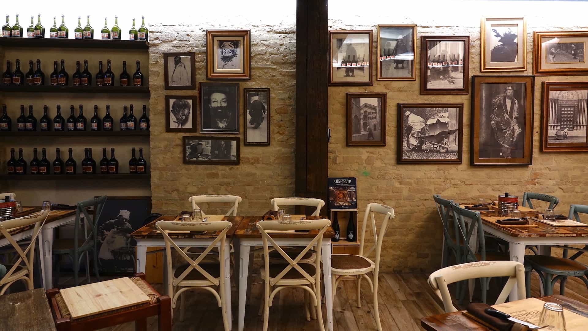 Sala luminosa dell'Osteria dei Servi