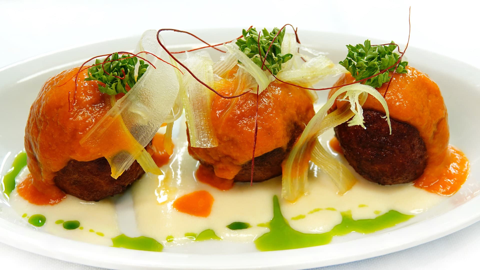 Antipasto dello chef finemente impiattato